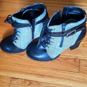 Justfab NWOT sz 9 Black 4.5 inch lace up block heel flannel boots zipper closure